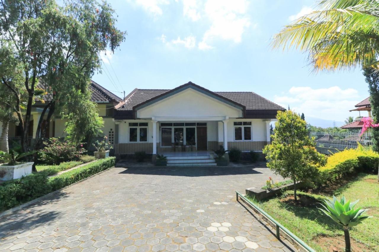 Villa Bunga Guest House Redpartner Malang Exterior photo