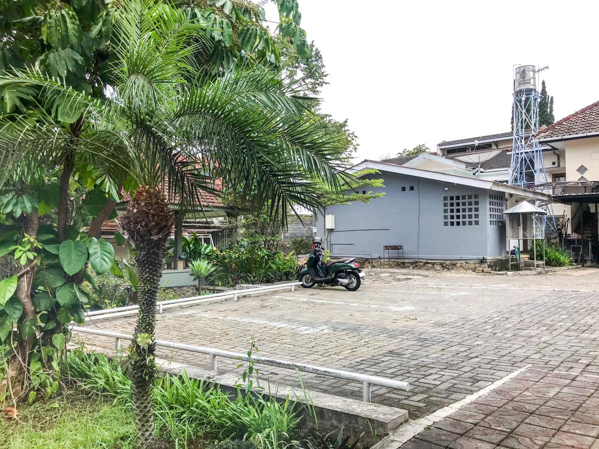 Villa Bunga Guest House Redpartner Malang Exterior photo