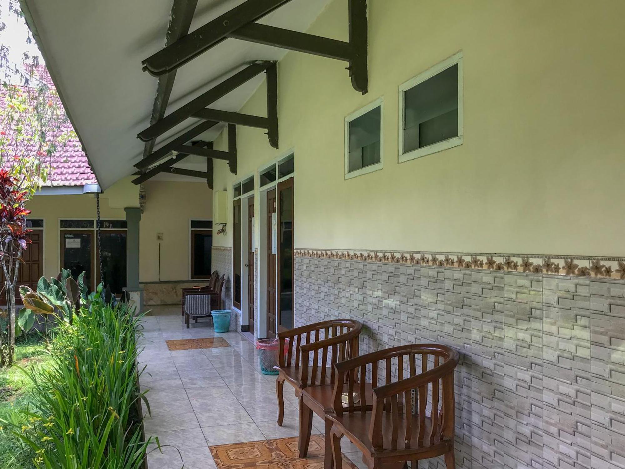 Villa Bunga Guest House Redpartner Malang Exterior photo